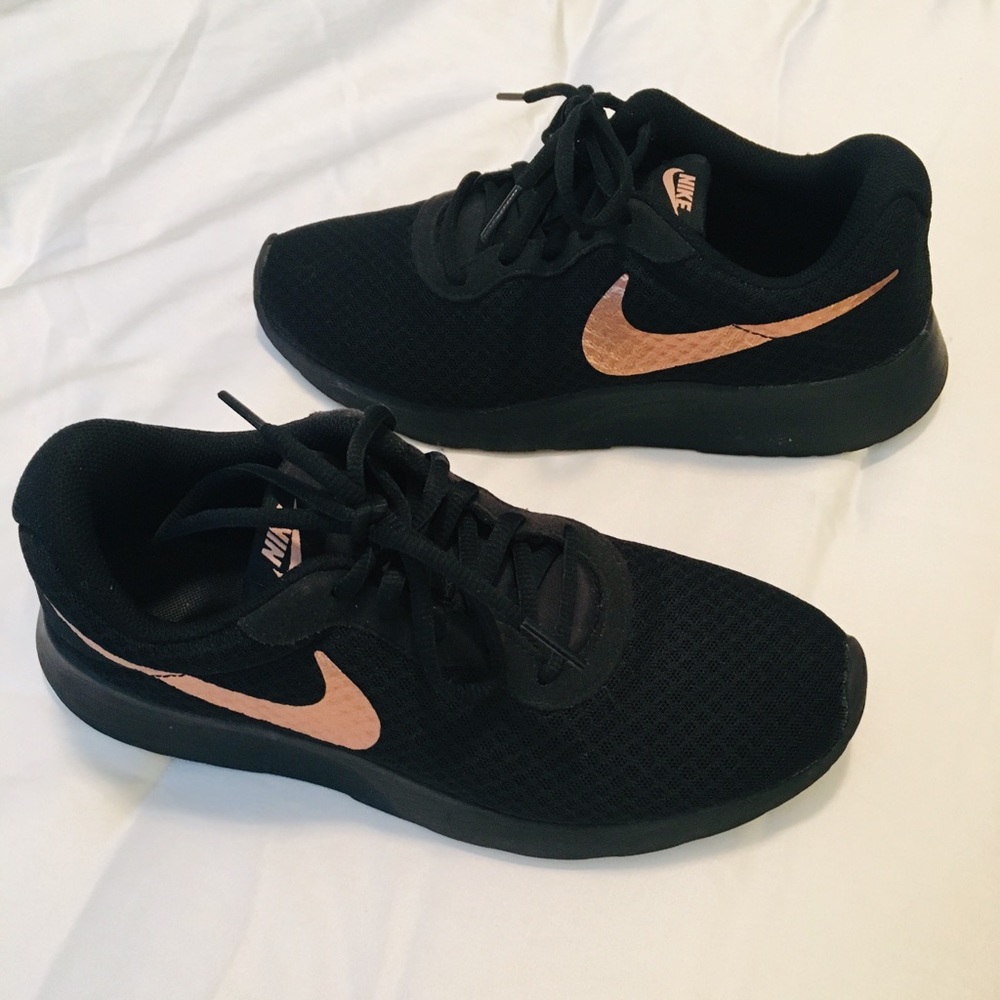 Nike black with gold shoes 👟 ⭐️